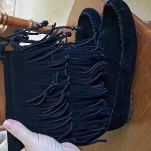 Minnetonka suade black fringed bootsp